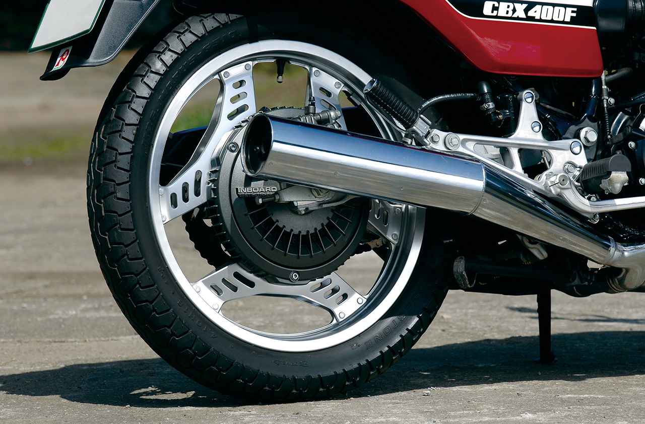 画像: 1番と4番、2番と3番を集合させた4in2エキゾースト。集合後の左右2本を途中で連結パイプで繋ぎ、左右にサイレンサーをレイアウト。ホイールは前後ともにブーメランコムスター。