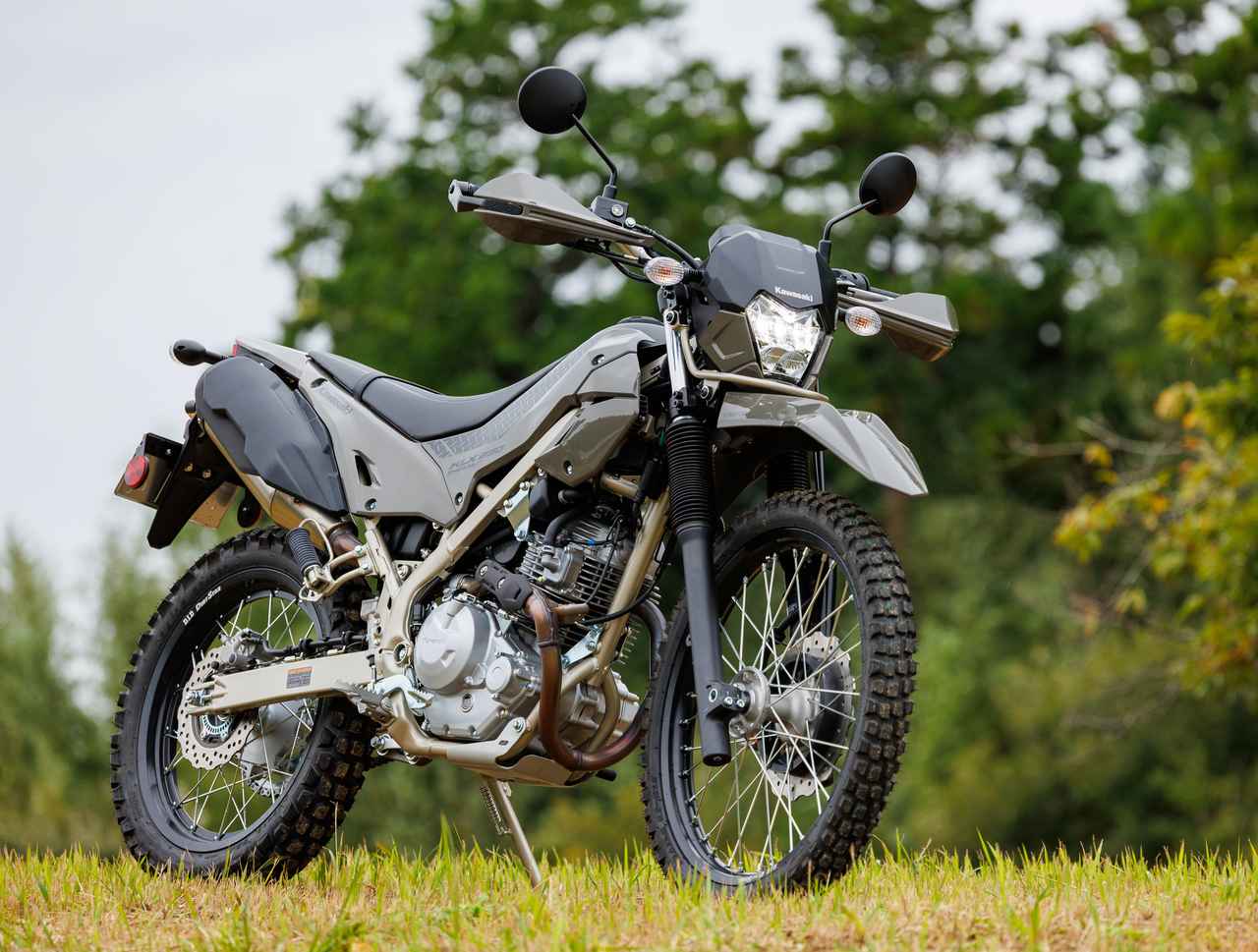 画像: KAWASKI KLX230 SHERPA S 2026年モデル 総排気量：232cc エンジン形式：空冷4ストSOHC2バルブ単気筒 シート高：825mm 車両重量：136kg 発売日：2025年9月15日（月） 税込価格：66万円