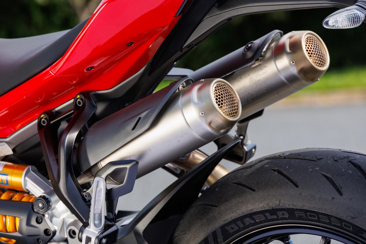 画像: サイレンサーはシート下に2本装備するユニークレイアウトを採用。ライダーに近い場所にサイレンサーをマウントするため、Vツインサウンドを楽しみやすい。