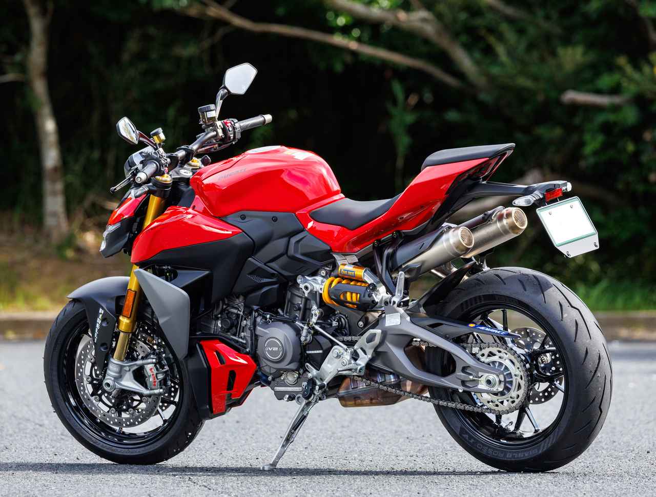 画像: シンプルかつ合理的な独特の車体構成は、ドゥカティならでは。エンジンからスイングアームやサスペンションが生え、一見フレームのないバイクにも見える。