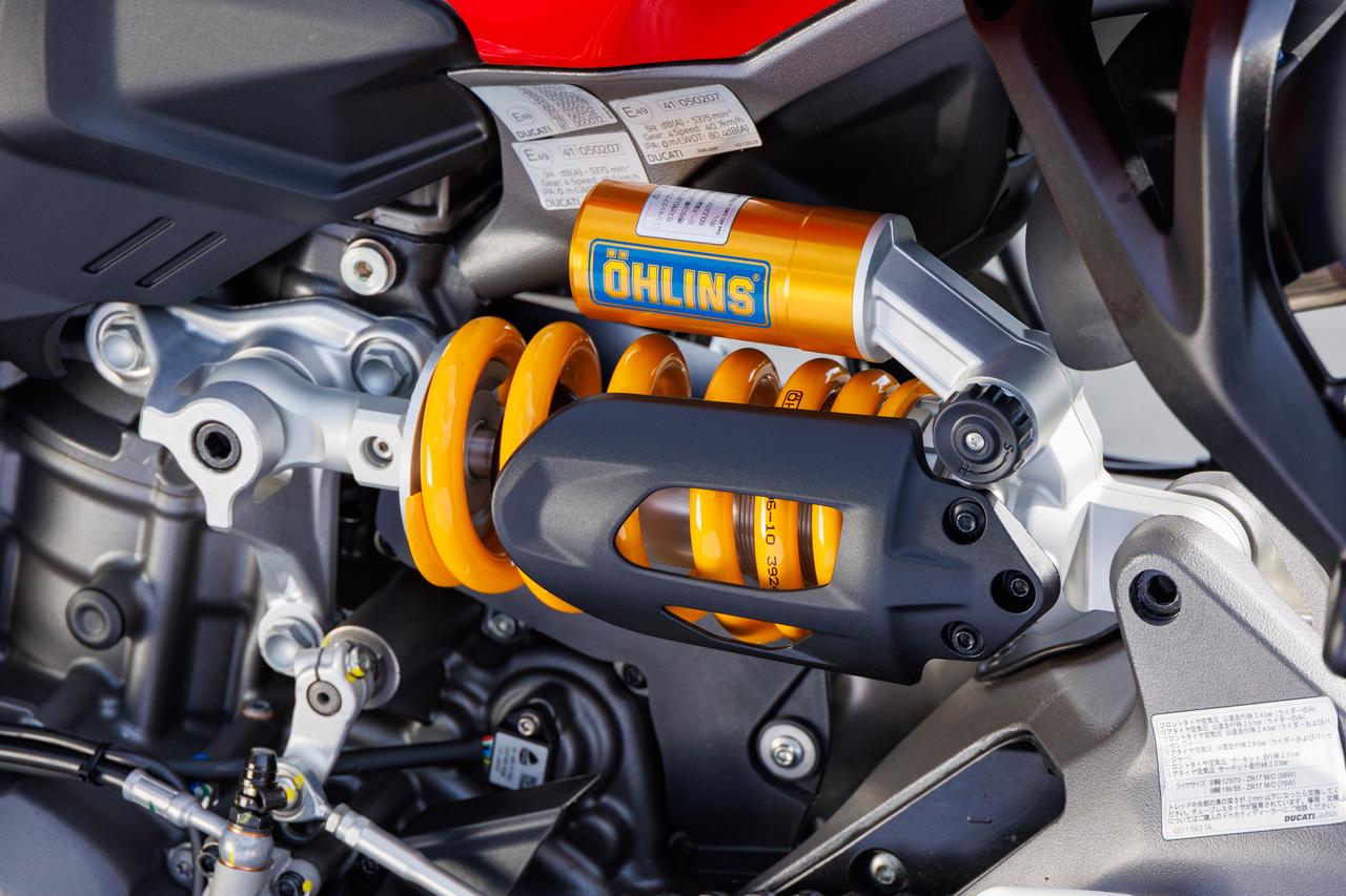 画像: リアサスはオーリンズ製フルアジャスタブル。前モデルはリンク付きだったが、新型はカンチレバー式に変更。シンプル化して軽量化に貢献している。