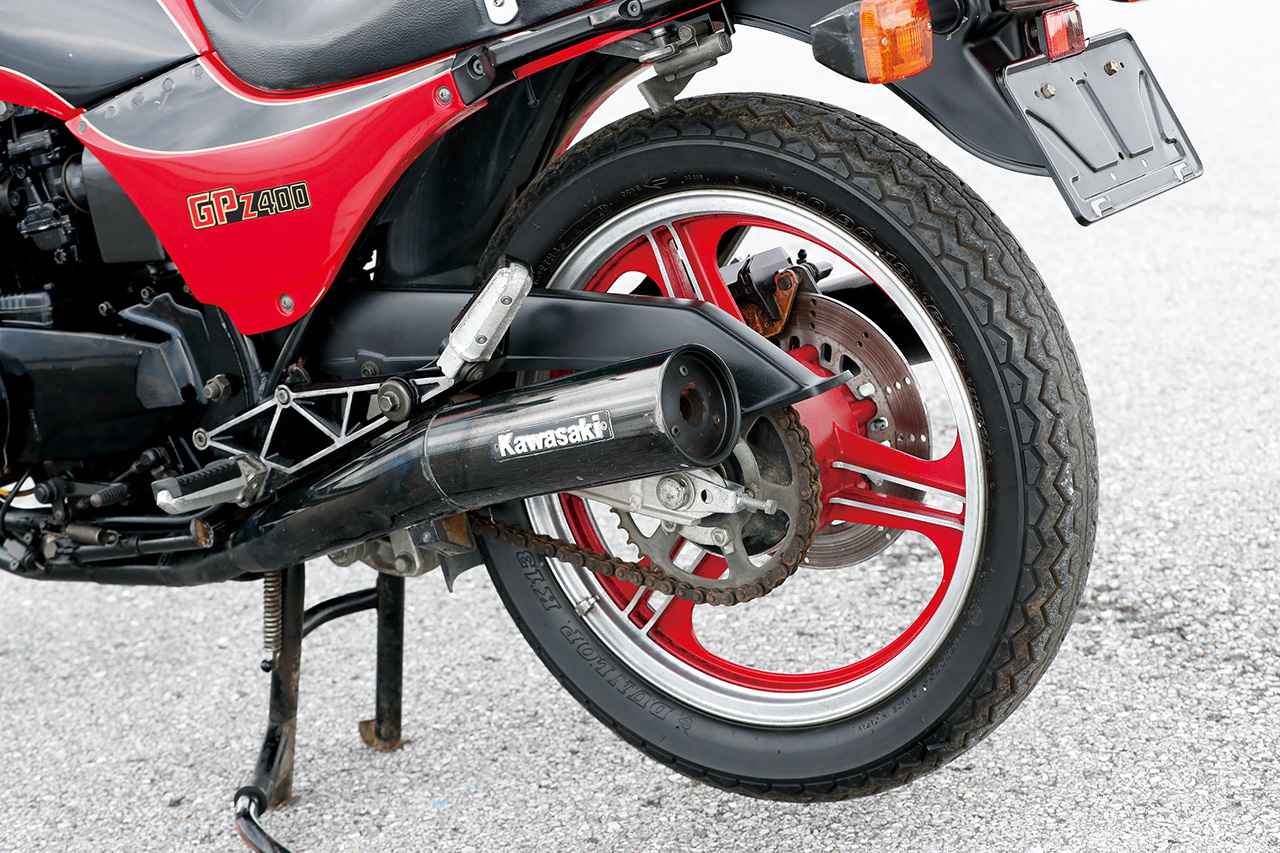 画像: Kawasakiのプレートが貼られたマフラー。GPz400F-IIでは、差別化を図ってかクロームメッキ仕上げのエキゾーストパイプとマフラーが採用されていた。