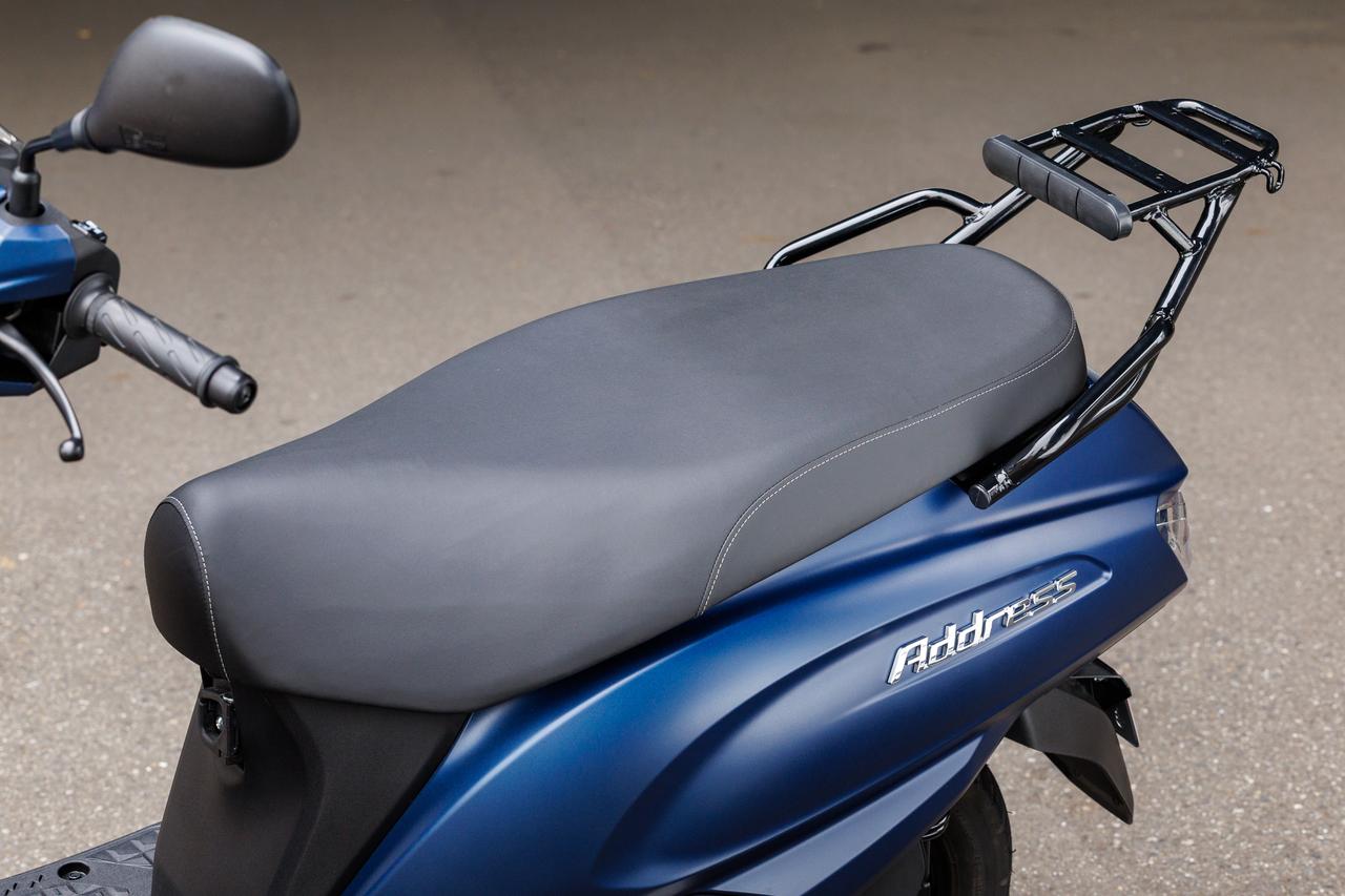 画像: 座り心地が良いシートは前後の段差がないフラットタイプ。標準装備のリアキャリアは、タンデムライダーのバックレストにもなる。