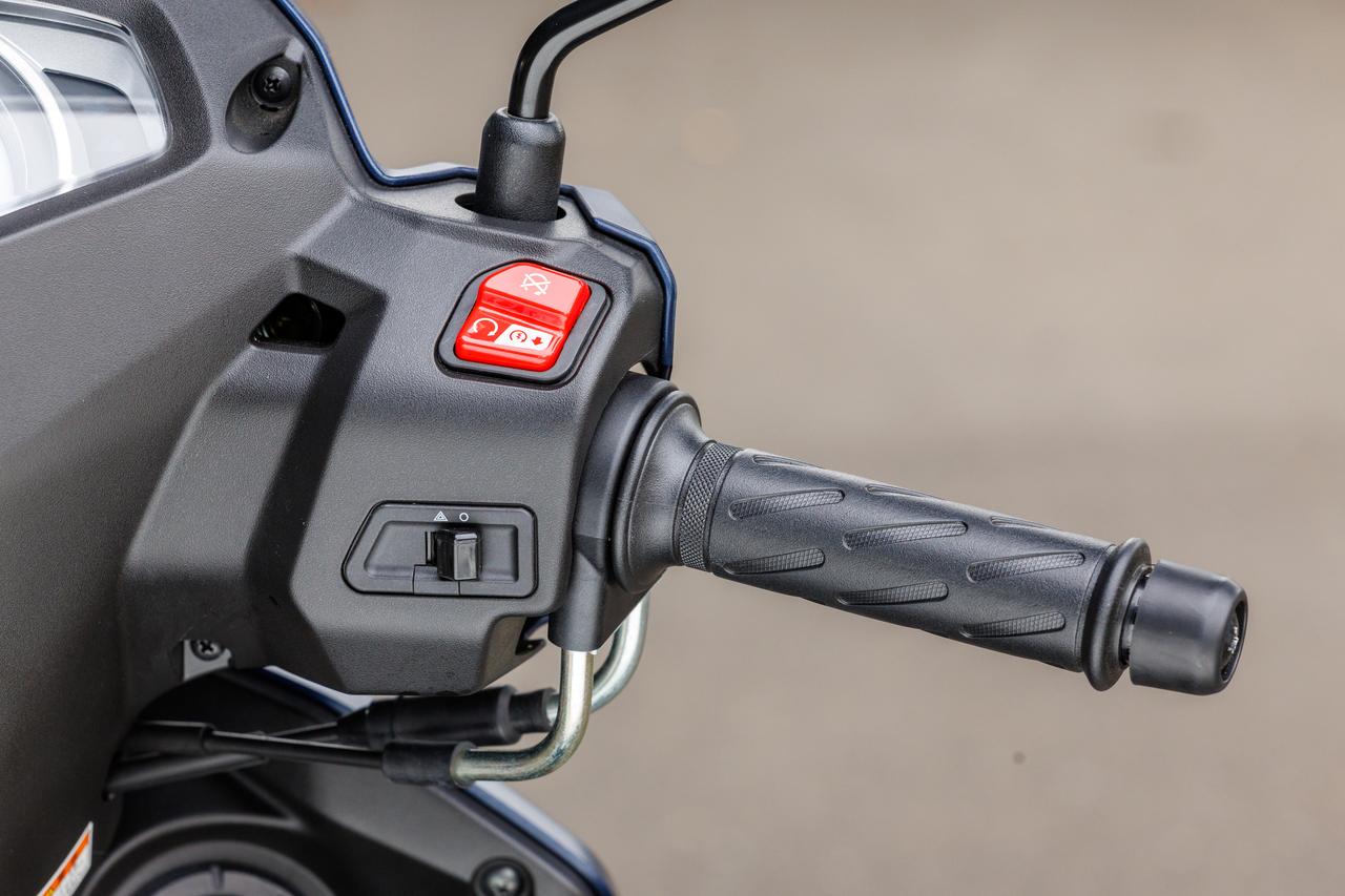 画像2: 右のスイッチボックスに停車時に役立つハザードスイッチを新装備。左上のヘッドライトスイッチにはパッシング機能を追加した。