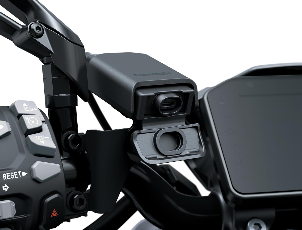 画像: ▲Z1100 SEにはUSB Type-Cの電源ソケットも標準でハンドル左に装備されます。