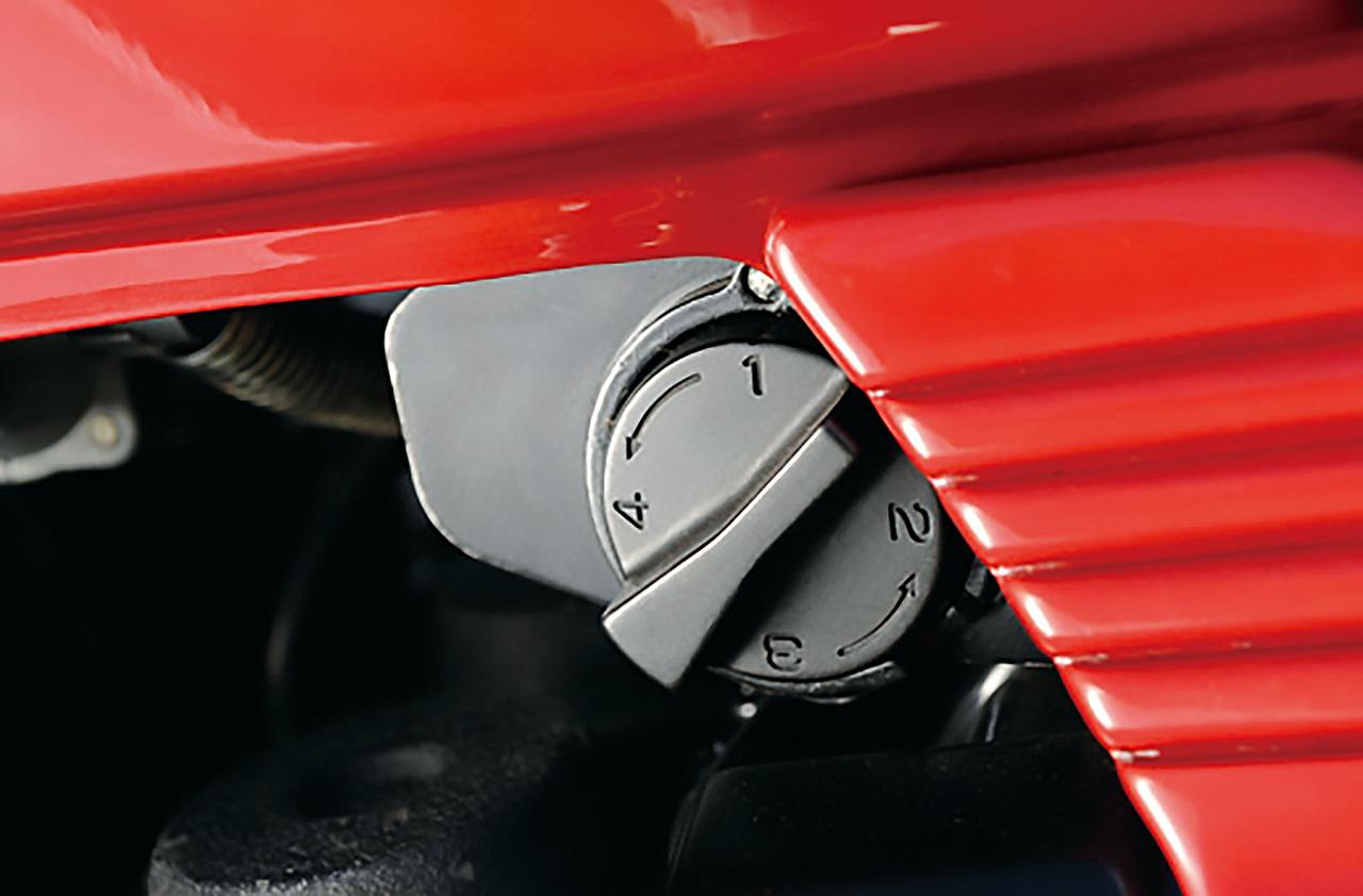 画像: 減衰力調整機能が用意されたリアサス。車体左のサイドカバー横に左右のサスに連動するリモートアジャスターが用意されていた。