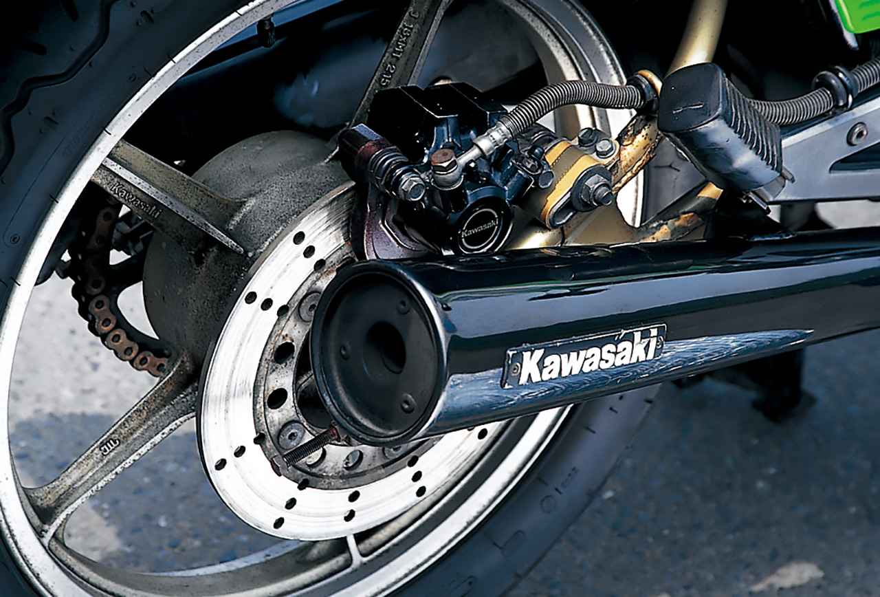 画像: Z400FXと同じ2本出しマフラーは、クロームメッキではなく、重厚感あるブラック仕上げとしたことで、より精悍なイメージを強調し引き締まったリアビューに仕上がっていた。