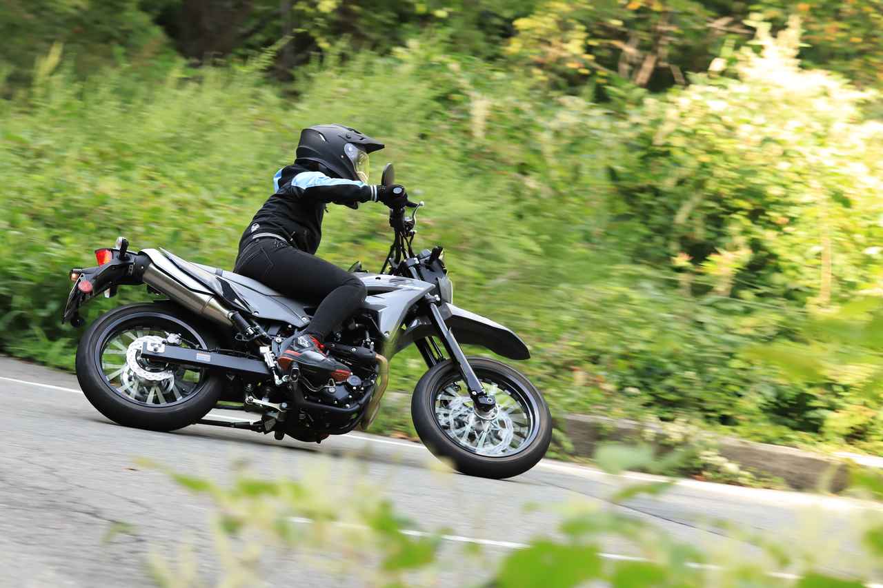 画像2: 峠道ではモタードとして本領発揮？