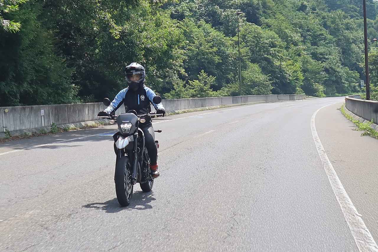 画像3: 排気量232cc、高速道路は酷なのか？