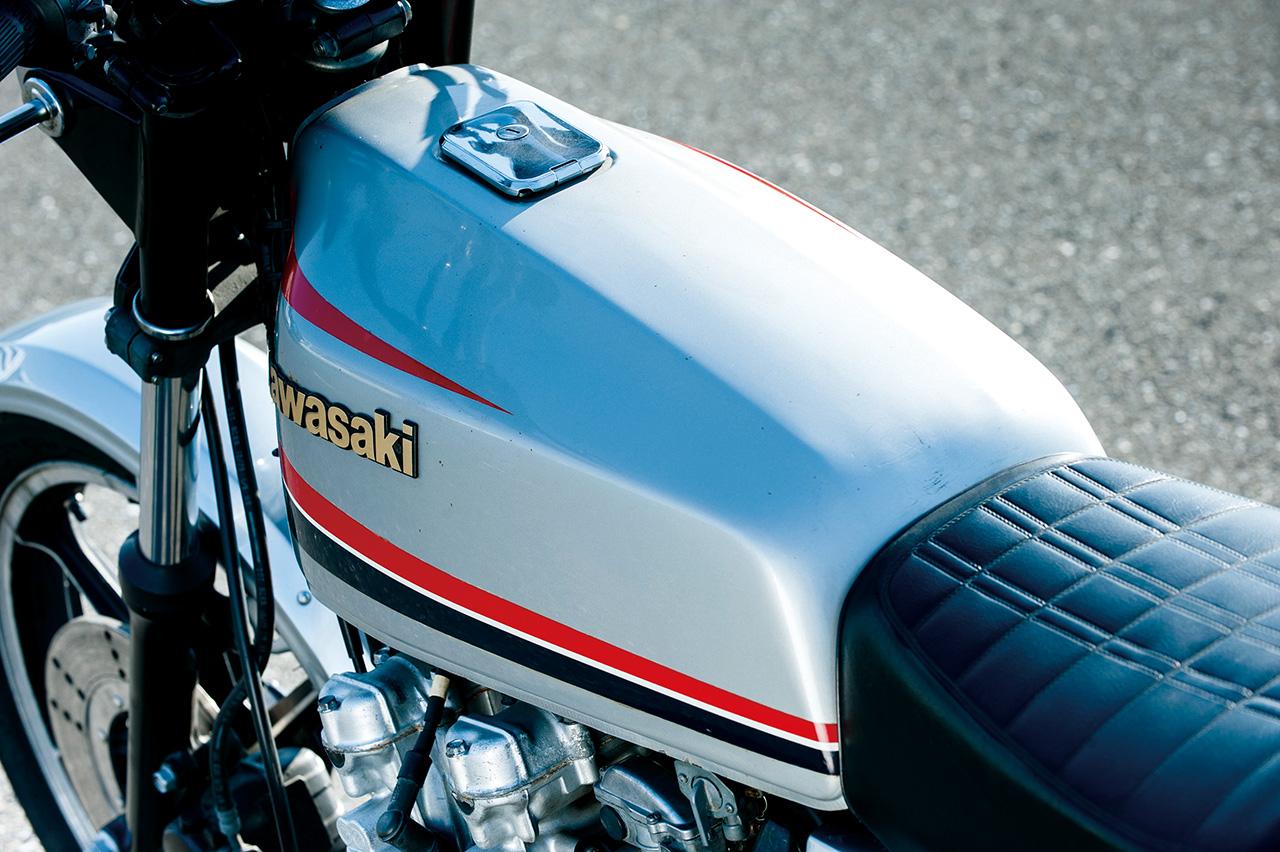 画像: 燃料タンクもZ500譲りの角張ったもので、当時のフラッグシップモデルのZ1000Mk.IIを想わせるデザイン。タンク容量は15L。初代モデルでは写真のシルバー以外にエボニー、レッドの3色が用意された。