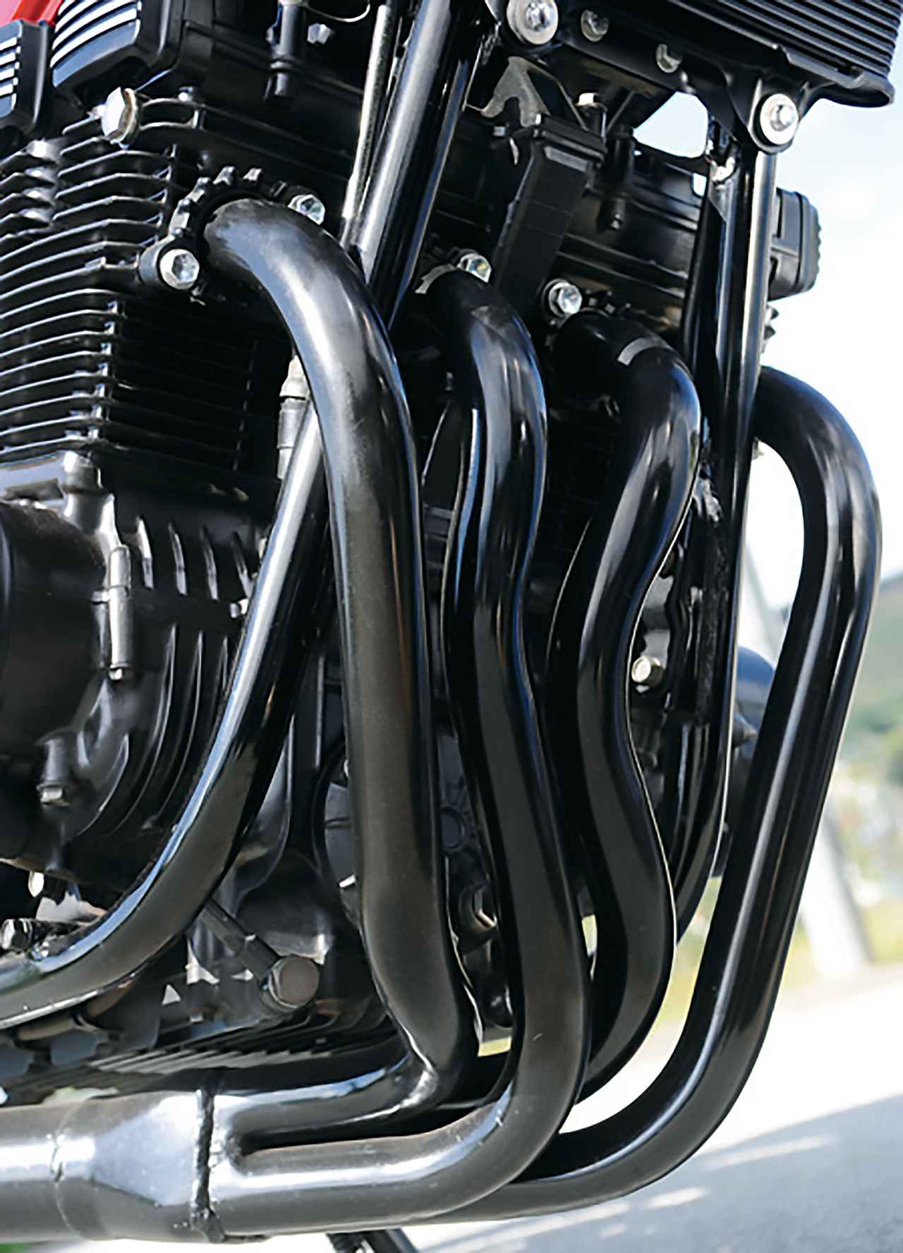 画像: 集合部までの管長を同じ長さにするために湾曲した2番、3番のエキパイを採用。