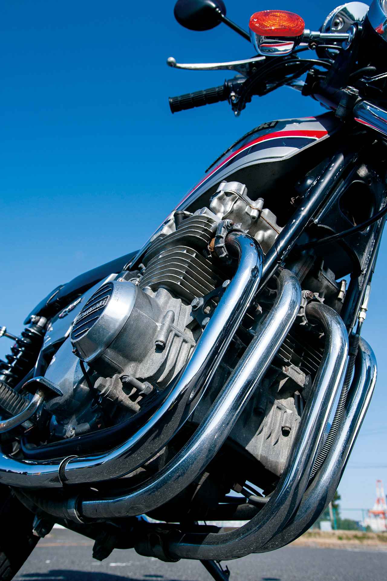 画像: Z400FXの直線的なスタイリングに合わせたマフラーは、4-2構造のエキパイで左右にサイレンサーを配置。エンジンから伸びるエキゾーストからサイレンサーまで直線的なレイアウトに