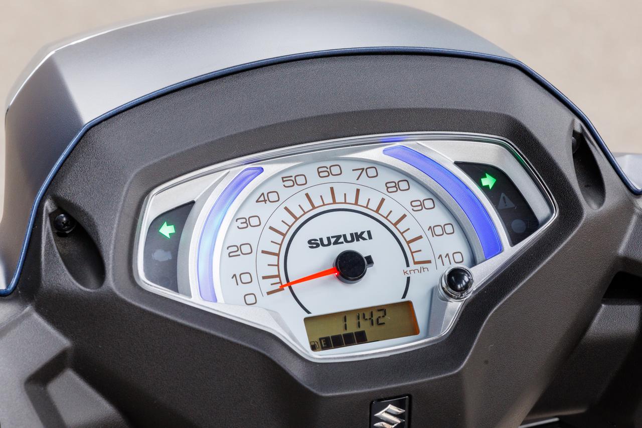 画像: 懐かしさも感じるアナログ式のスピードメーターを採用。左右にエコドライブイルミネーションを備え、エコ時にはグリーンに点灯する。