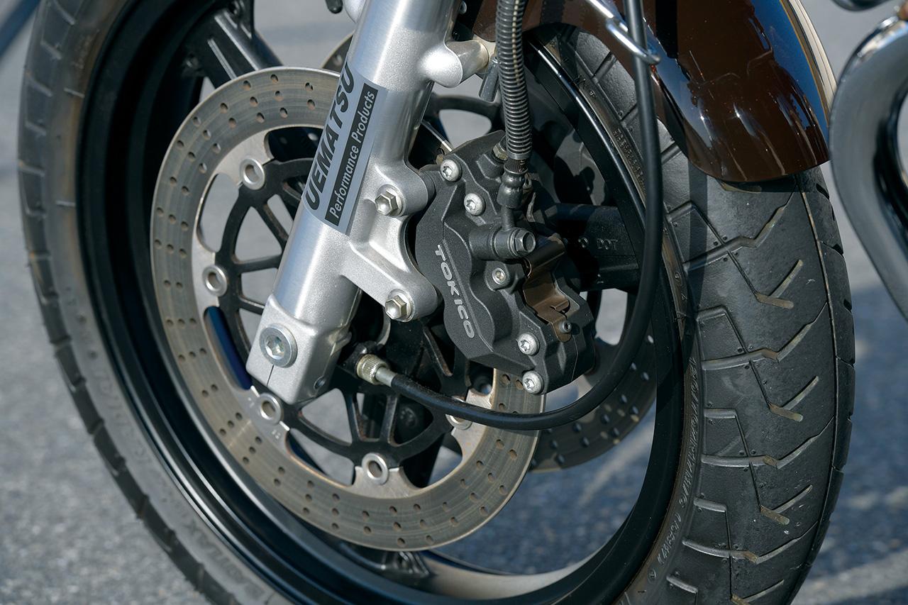 画像: スリムな5本スポークのキャストホイールにダブルディスクを採用。足まわりのパーツにはモダンなものがおごられた。