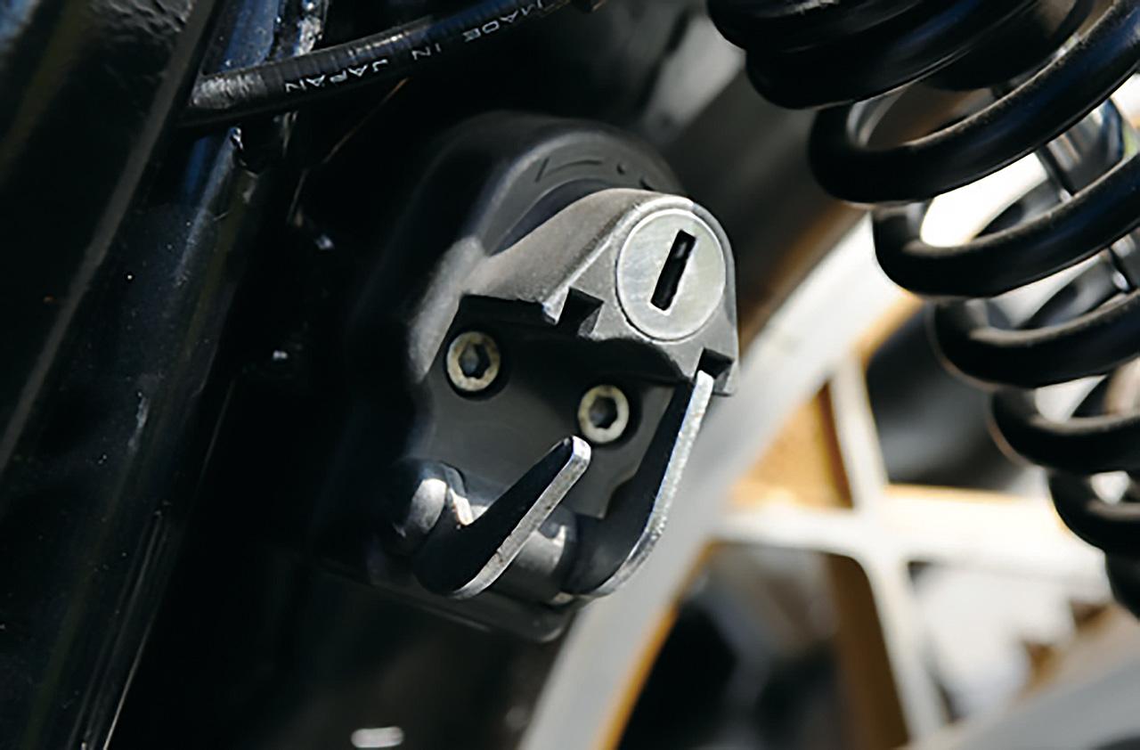 画像: ヘルメットホルダーのフックは2本用意され、タンデムも見越した充実の装備となっていた。