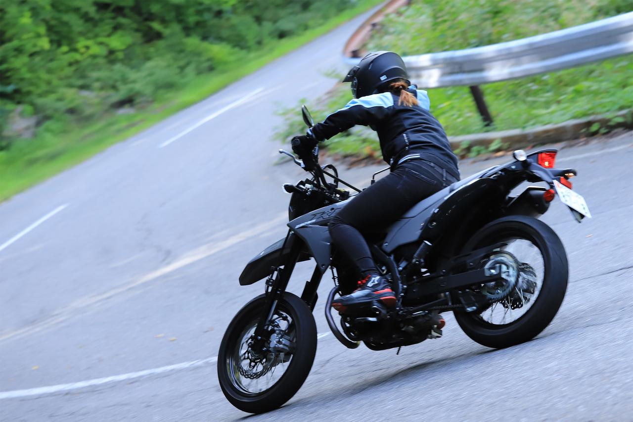 画像4: 峠道ではモタードとして本領発揮？