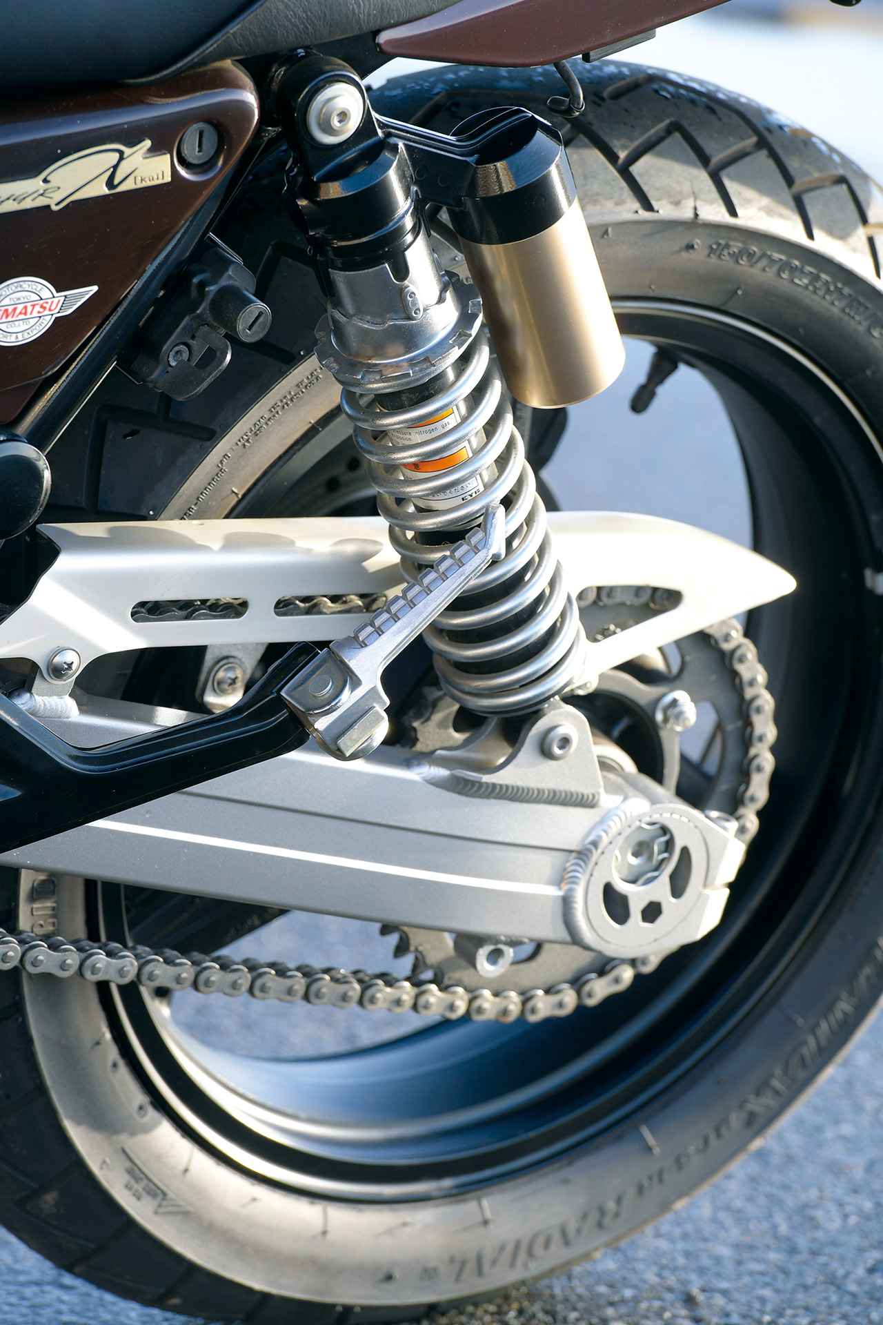 画像: アルミの極太スイングアームにリアサスペンションはリザーバータンクを備えた2本ショックを採用。走りに関するパートにはしっかり力が入っていた。