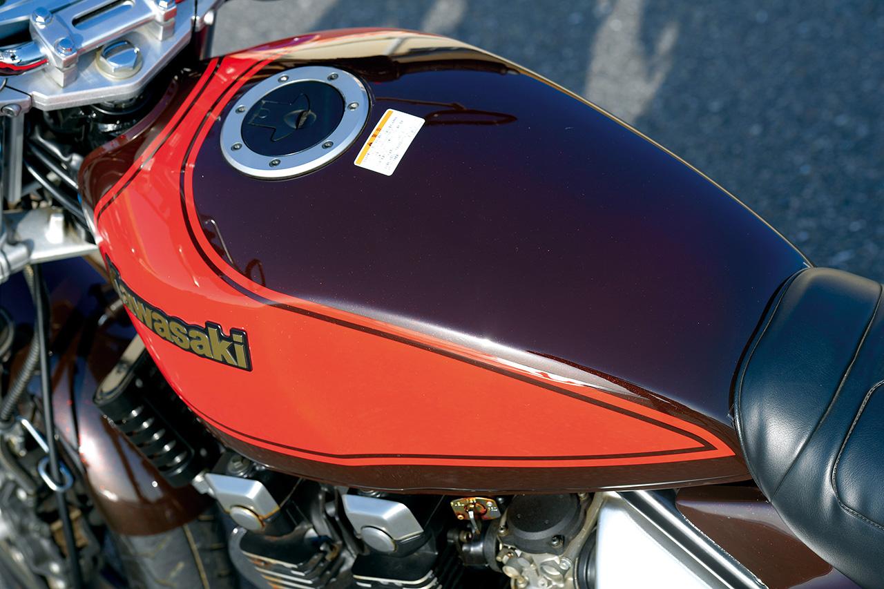 画像: カワサキZをきちんとイメージさせて、新しいイメージも盛り込んだゼファーのフューエルタンク。クラシックなタンクにフラットサーフェースのエアプレーン型キャップを採用していた。