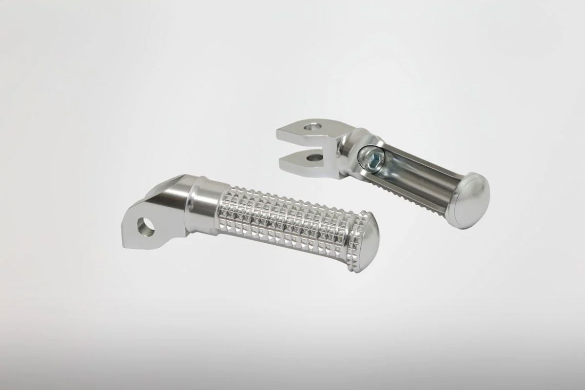 画像: スポーツステップバーセット １５シルバー (78mm)  純正ステッププレートに装着可能なアルミ切削の可到式ステップバー。ローレット（凹凸）を深くすることにより、ステップのグリップ性能を向上させている。価格／1万6500円。カラーはシルバーとブラックも展開。スポーツステップバーセット １５ブラック (78mm)は こちら 。