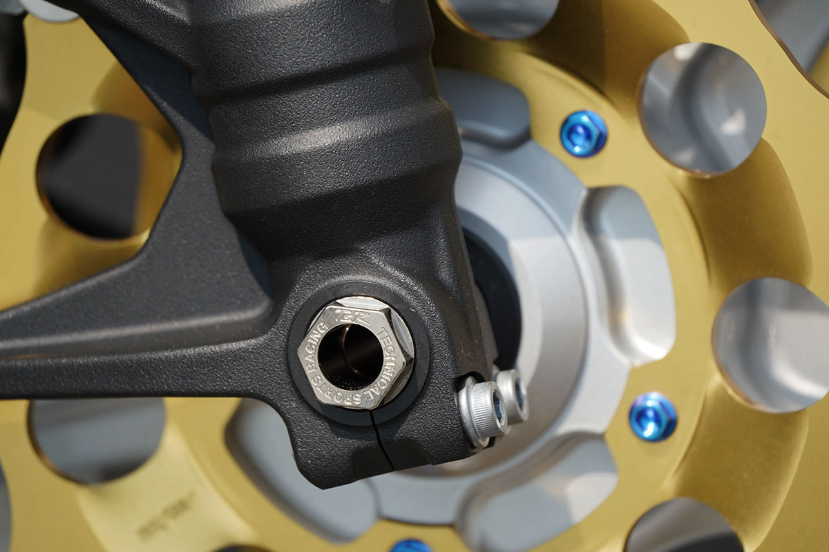 画像: クロモリアクスルシャフト フロント '25- CB1000 HORNET/SP(8BL-SC86)  クロームモリブデン鋼製の高剛性シャフトによりブレーキングのリニアな操作性を約束。材質は日本製のクロームモリブデン鋼。生材から熱処理を加え、ひずみをプレスで修正し、再度熱を加えている。センターレス研磨と3層メッキ加工を行い、高い精度を実現している。ヘッド部にTSR刻印入り。価格／5万9400円。