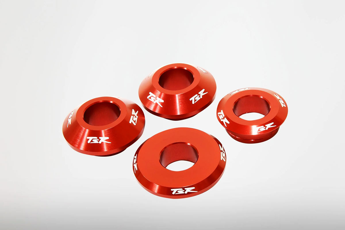 画像: 25- CB1000F(SC94)/ CB1000HORNET(SC86)レーシングホイールカラーセット/レッド  カラーをテーパー形状とすることでホイール脱着時の作業性が向上。スムーズな装着と取り外しが可能となる。さらにリブ構造との組み合わせで引っ掛かりを軽減し、脱落を防止。EWCで培ったノウハウにより制作されたパーツだ。価格／1万2100円。