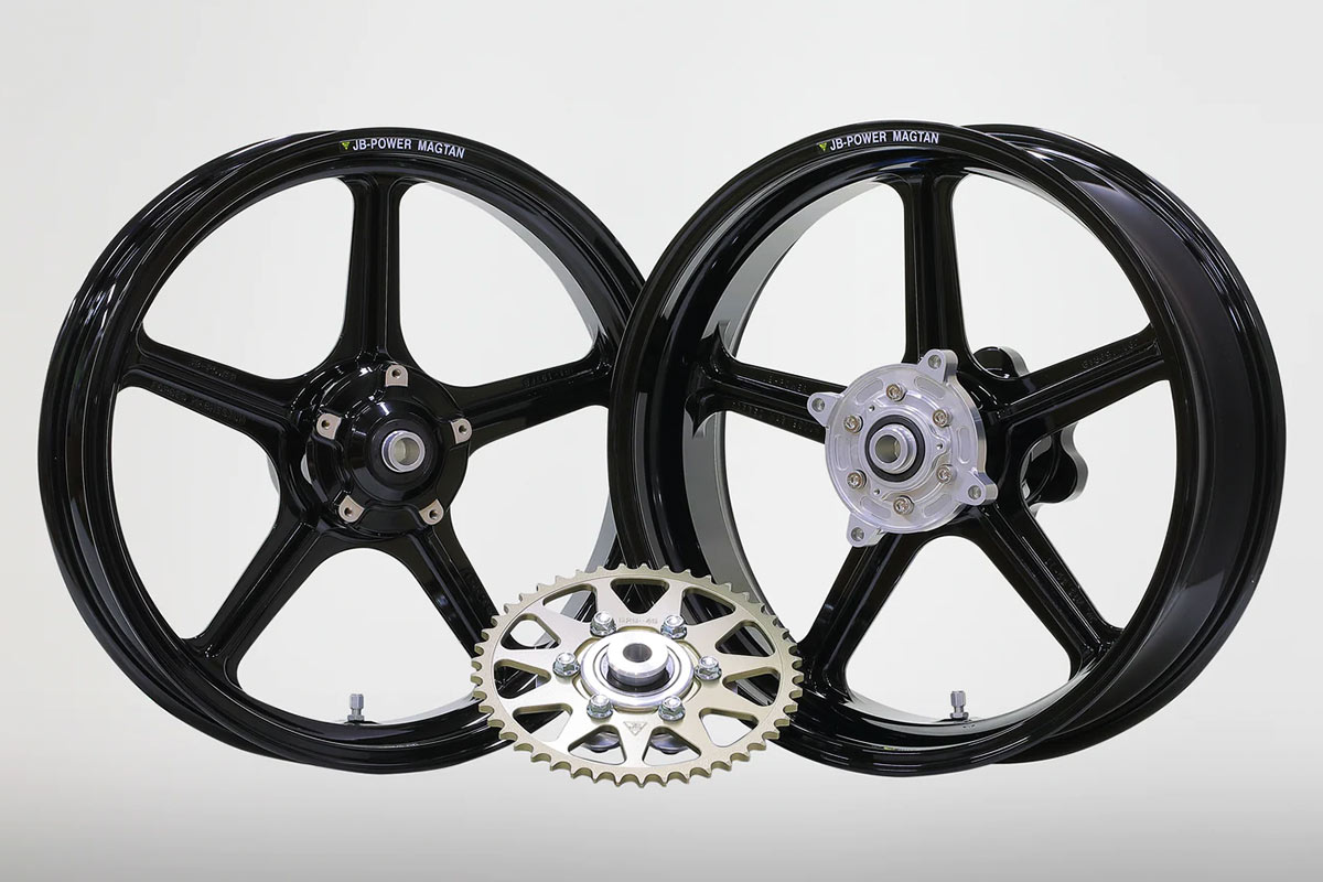 画像: 25-CB1000F マグネシウム鍛造ホイールセット（艶有り黒）  価格／59万4000円。