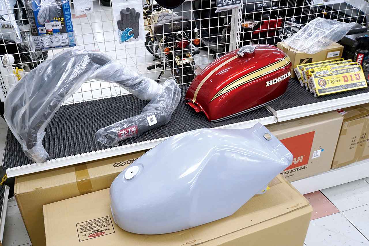 画像: ▲絶版車用のカスタムパーツはもちろん、純正部品の廃盤をフォローするリプロパーツなども取り扱っている。また絶版車の整備や修理などの相談も受け付けているのも嬉しい。
