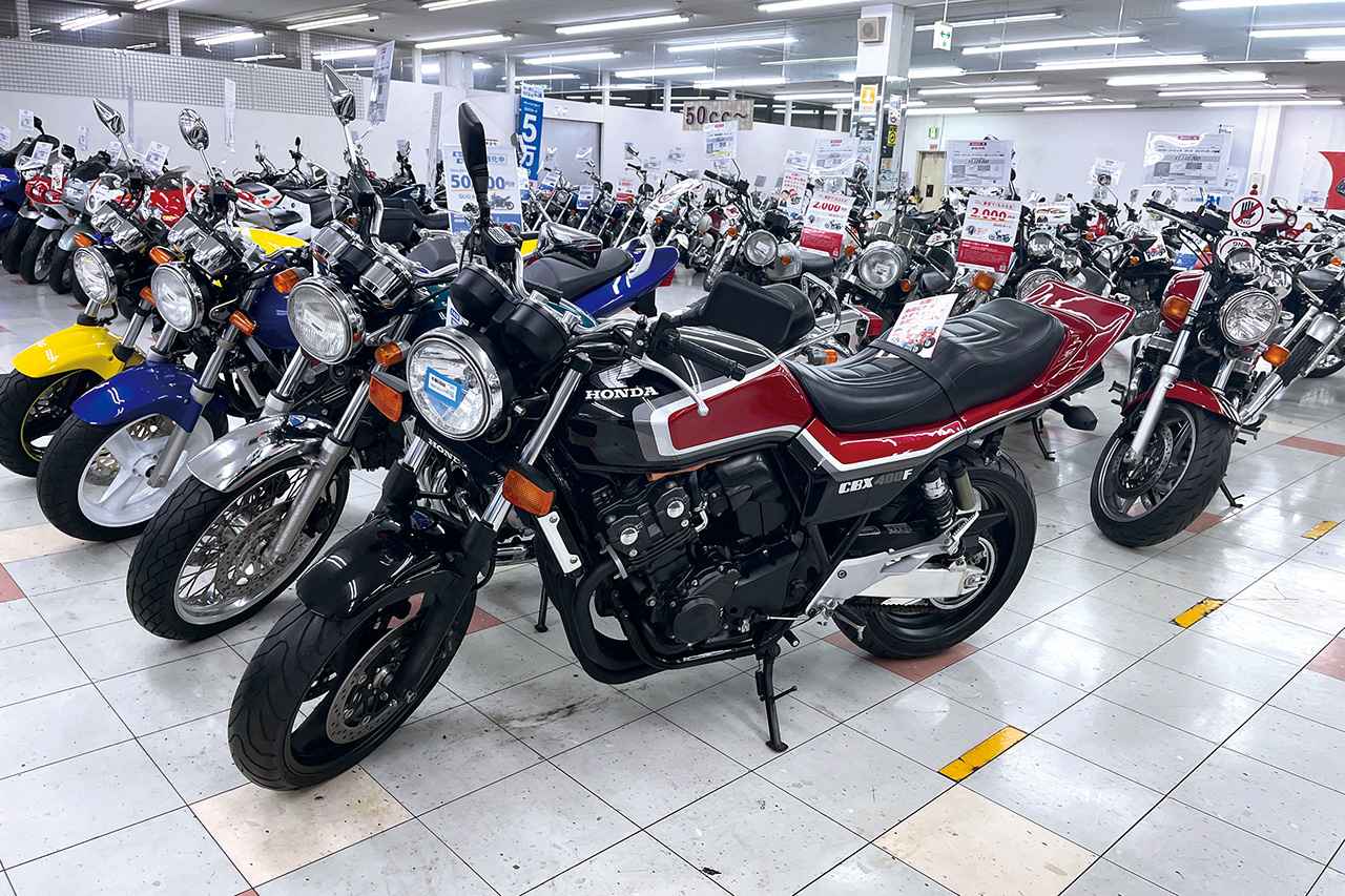 画像: ▲これは大人気のCBX400Fか!?…と思いきや、CB400SFをベースにドレミコレクションがリリースしているCBX400F外装を装着したマシン。こういうバイクで1980年代の雰囲気を味わうというのもアリだ。