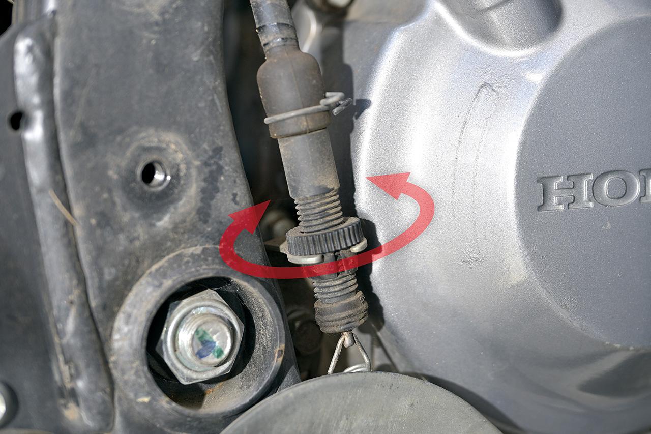 画像: ▲フロントの調整はできない場合が多いが、リアはアジャストナットを締め、緩めすることで、点灯タイミングを調整可能。写真のタイプは締め込めば早く点灯するようになる。