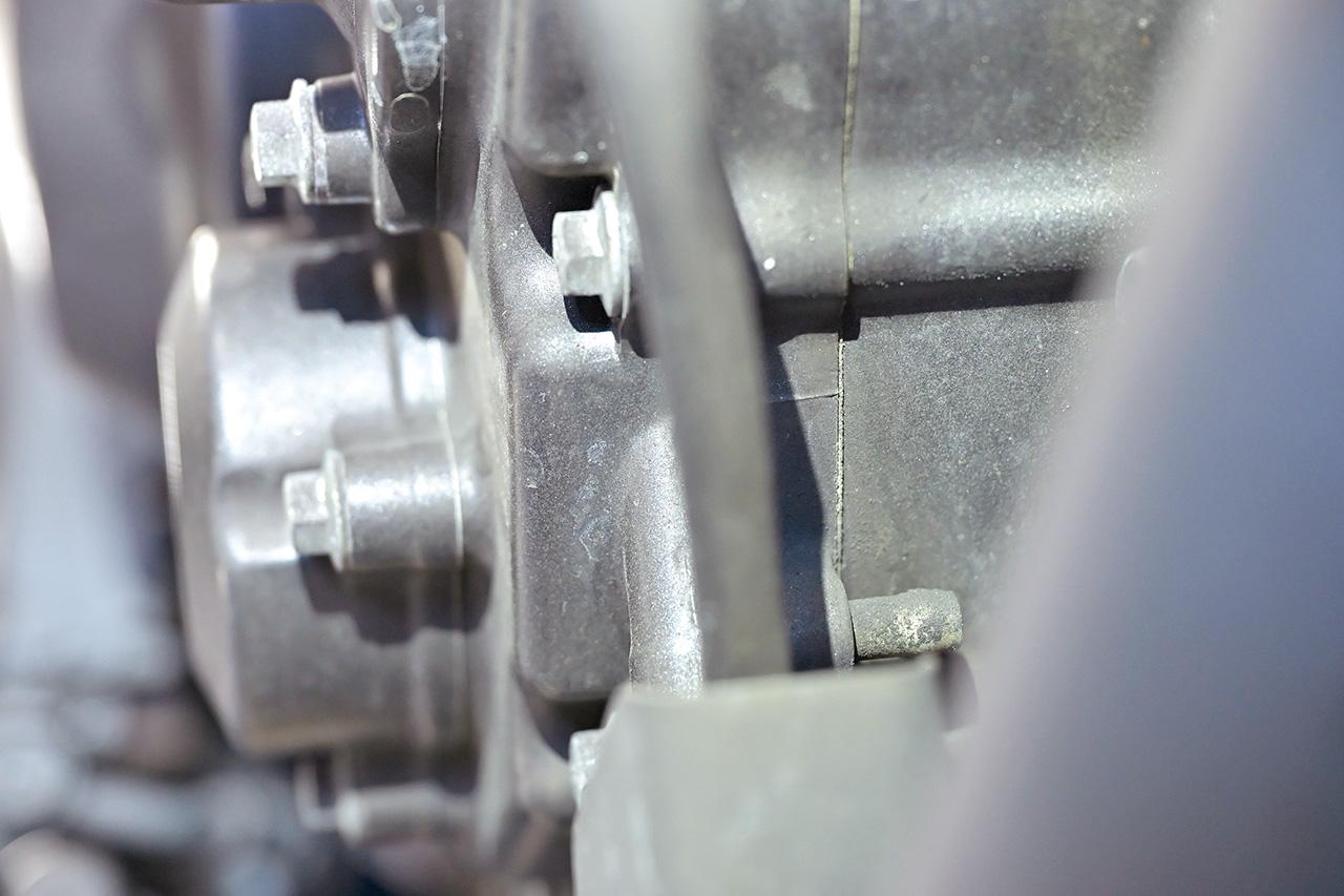 画像: ▲クランクケース左右のカバー類の合わせ面からオイルが漏れたり滲んだりすることは多い。たいていエンジンを降ろさず脱着できるので、オイル漏れの中でも軽度な部類となる。