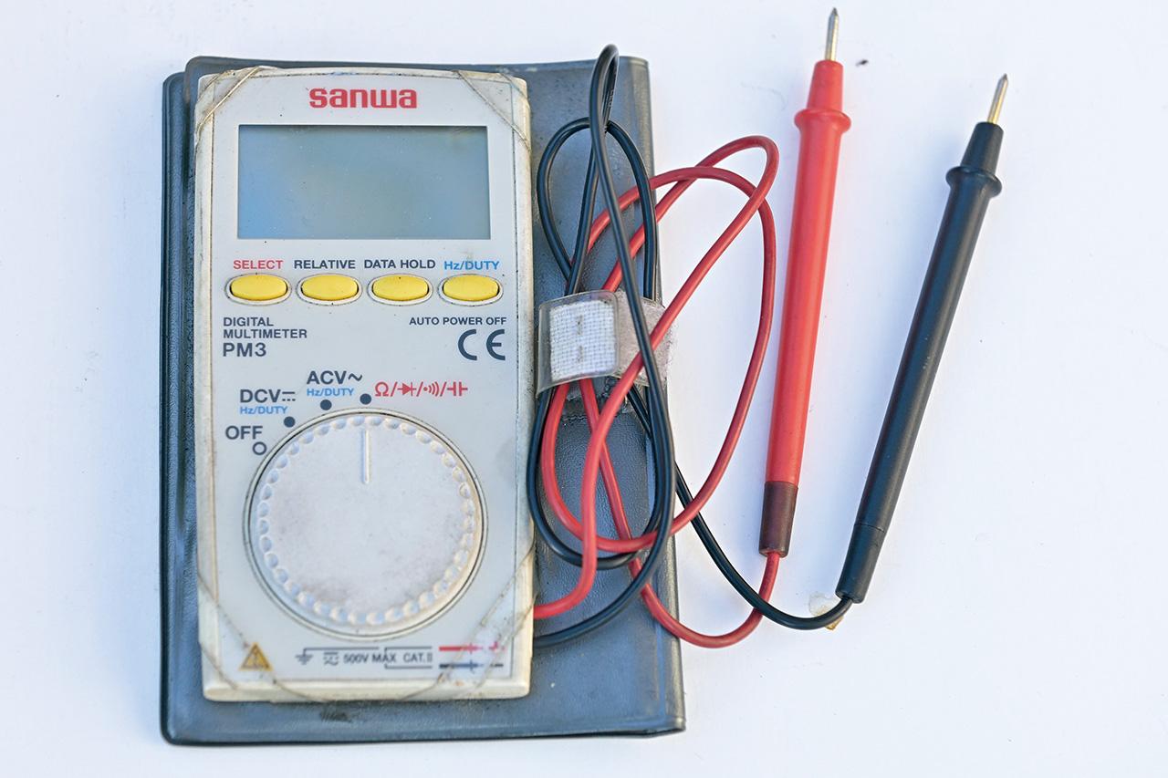 画像: ▲電装系の要となるバッテリーと同じく重要なのが発電や充電の状況である。エンジンはクランクシャフトの回転で発電を行い、それを12Vの直流に変換してバッテリーを充電して、点火や電装品の電源として使っている。バッテリーを交換してもすぐに上がってしまうような時は、発電や充電系にトラブルを抱えている可能性が高い。