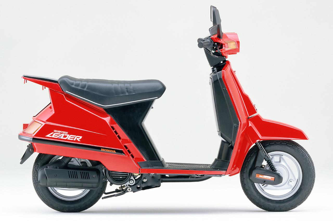 画像: Honda LEADER 当時価格:14万9000円(デラックス)/ 16万4000円(カスタム) (北海道・沖縄価格は3000円高。その他一部離島を除く。)
