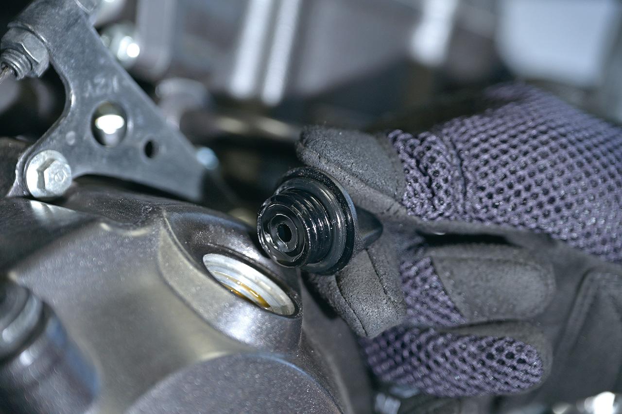 画像: フィラーキャップを開けて、キャップ裏に乳化して白くなったオイルが付着していない確認。また、匂いを嗅いでみてガソリン臭があればオーバーフローによるガソリン混入のおそれもある。