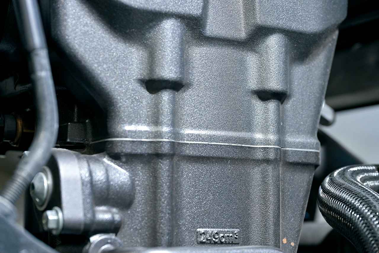 画像: ▲過走行や、オーバーヒートなどにより、ヘッドガスケット部分からオイルが漏れることもある。水冷車は水漏れの可能性もあり。交換時はヘッドの歪みチェックも必要。