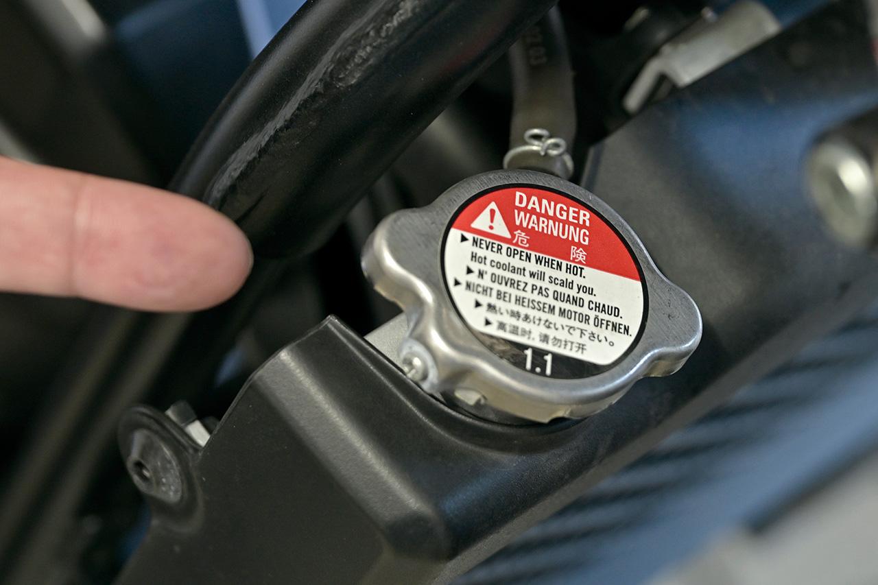 画像: ▲ラジエターキャップが古くなって加圧する能力が低下すると、冷却水の沸点が下がってオーバーヒートを招くことも。10年くらいをめどに新品に交換しておくのがお勧めだ。