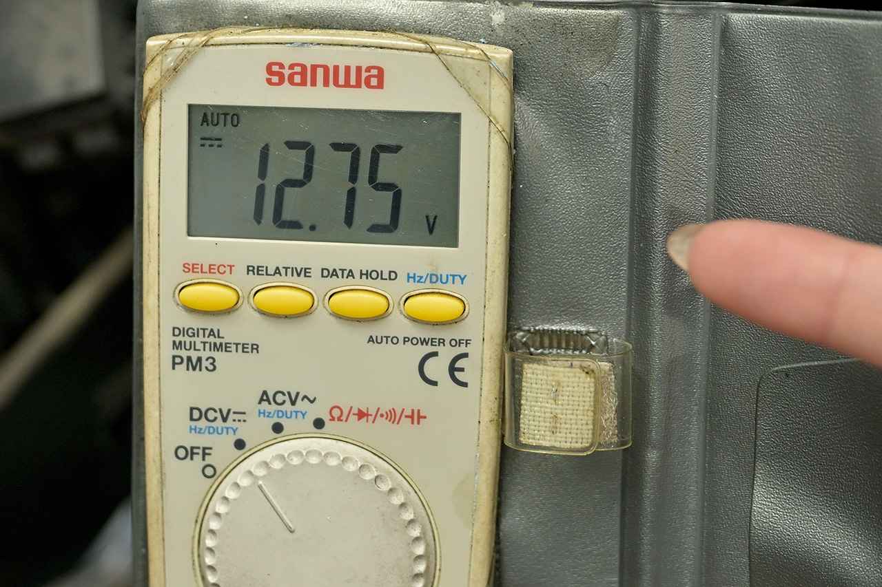 画像: ▲電圧計測は“DC”にダイヤルを合わせて＋－のバッテリー端子にそれぞれにテスターのリードを当てるだけ。電圧は12.75V。