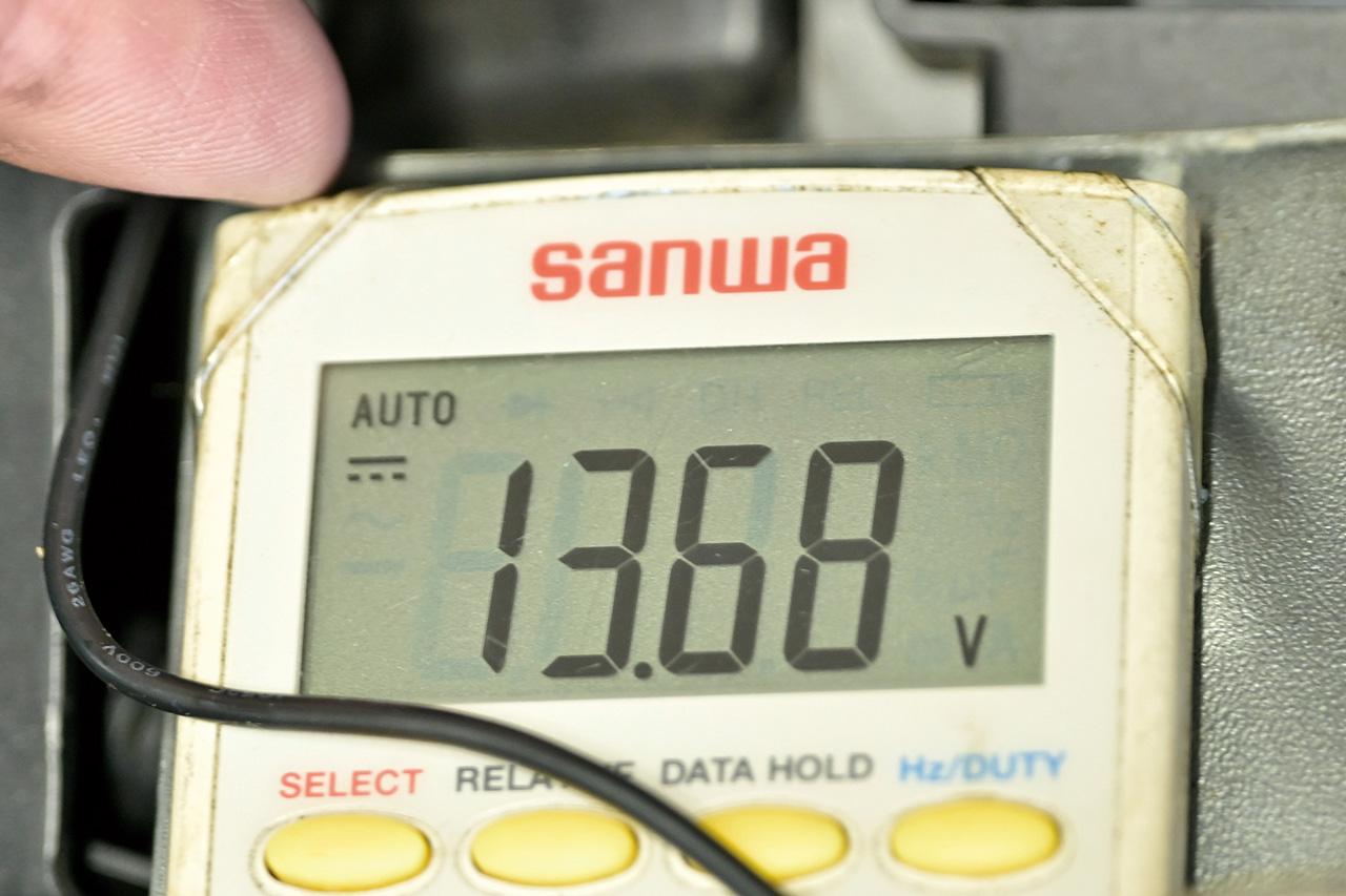 画像: ▲14Vの後半を超えて15V以上電圧が高まるようだと、電圧制御不良による過充電状態だ。今回は14V位をめどに制御されていた。