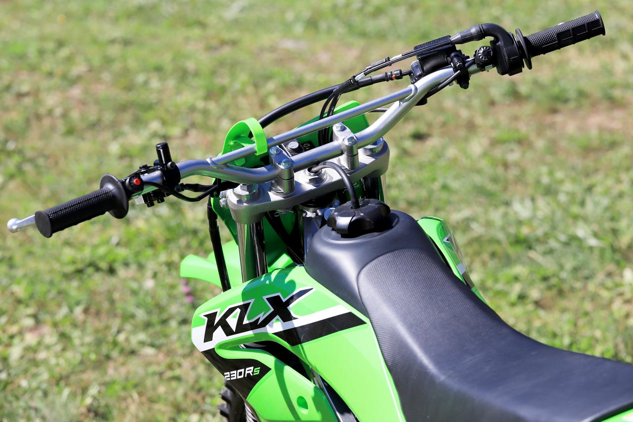 画像: ▲灯火類が備わっていないため、スイッチ類は必要最低限の数と大きさ。本来キーシリンダーのある位置には、代わりにイグニッションのオンオフボタンがあります。燃料タンクは樹脂製。