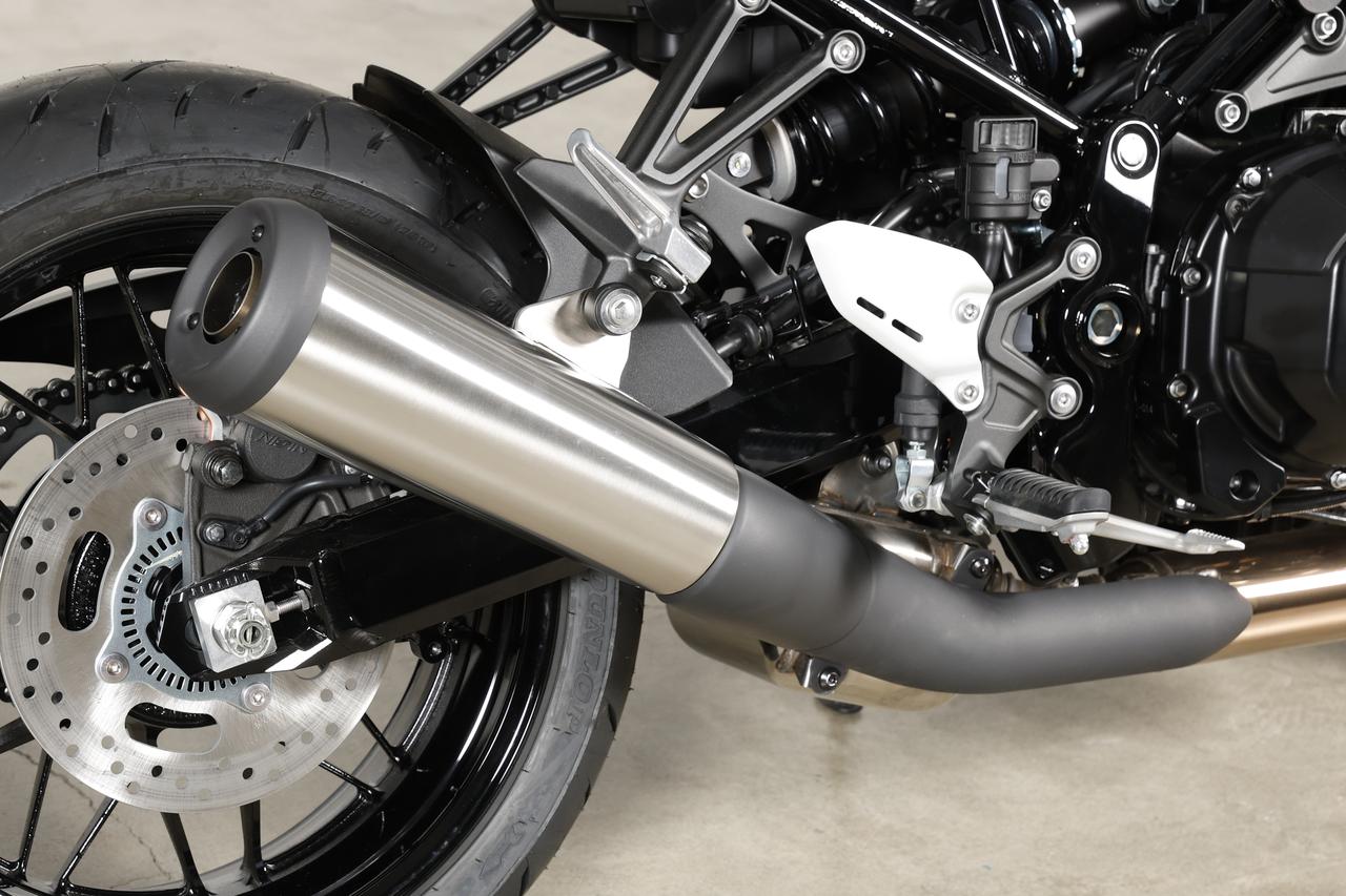 画像: ▲サイレンサーボディをブラックのカバーで挟み込むことで、全体がより細身に見えます。