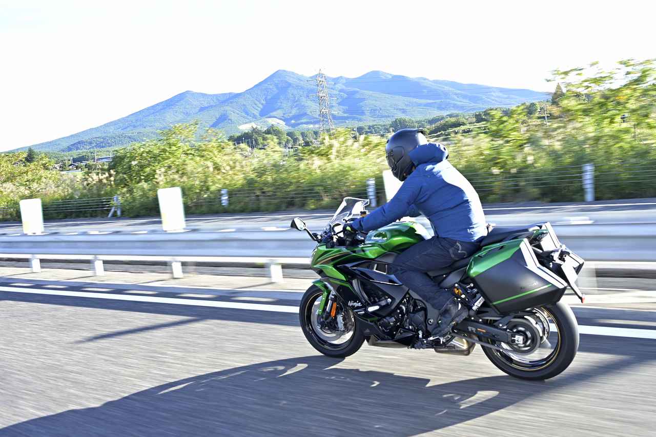 画像: ▲高速道路の走行中も「音声コマンド」を使えば、さまざまな機能を活用できます。