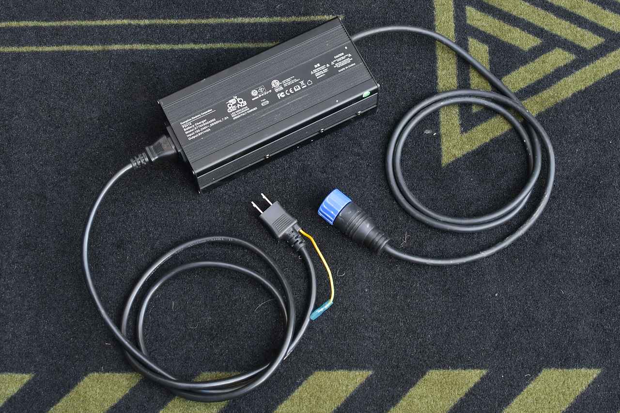 画像1: 充電方法やバッテリーの脱着