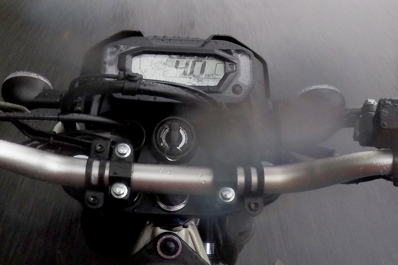 画像2: ▲KLX230 SHERPA Sは、シンプルな液晶メーターを採用したKLX230 SHERPA S。このモデルも「音声コマンド」機能は使用できます。雨の日はとくにありがたみを感じるでしょう。