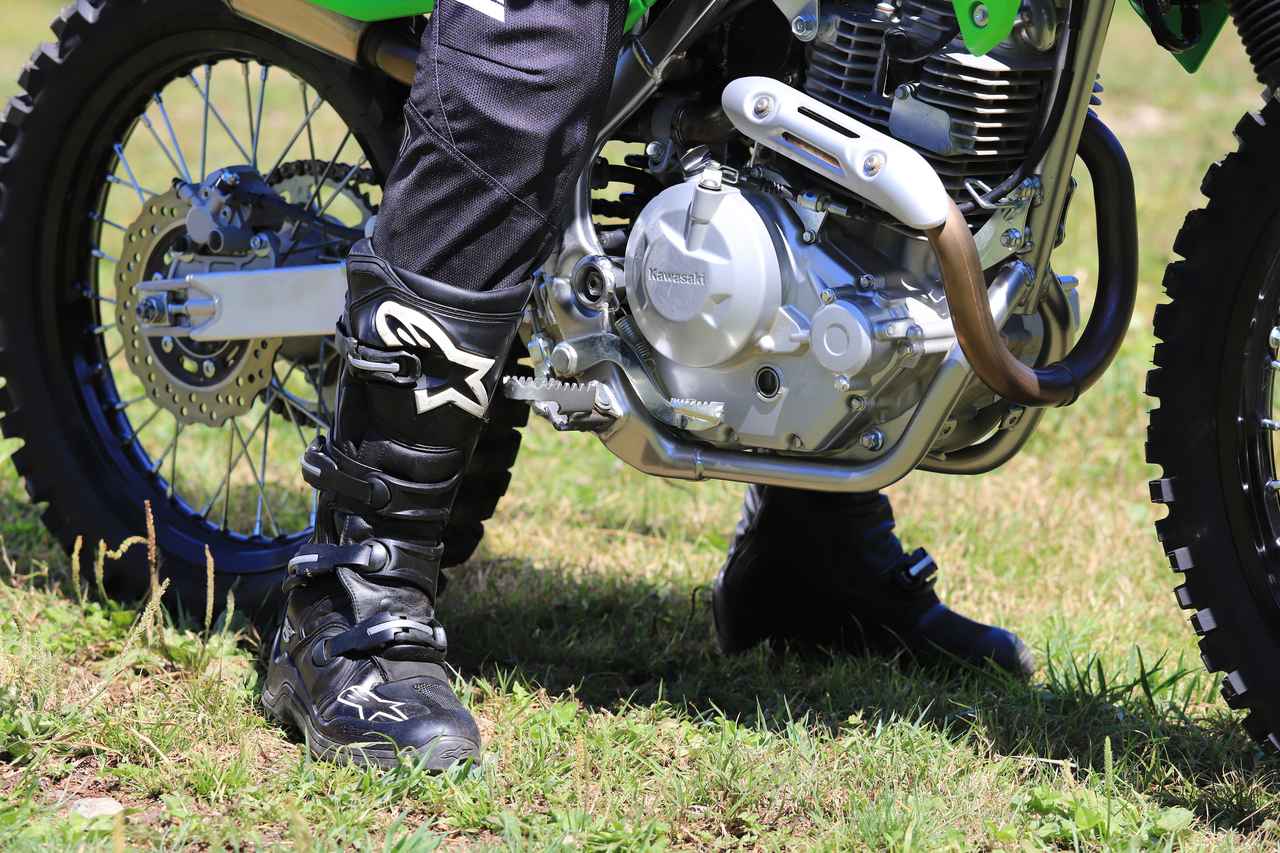 画像2: ▲コンパクトな車体ですがポジションの自由度は高く、「KLX230R S」はシート高が抑えられているため足つきも不安は少ないです。(身長・体重:174cm・60kg)