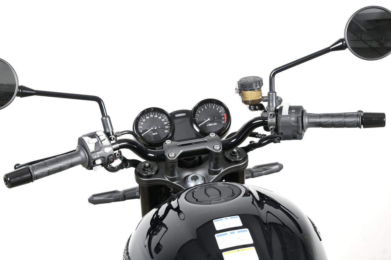 画像: ▲シリーズ共通でブラックのパーツはそのまま活かしつつ、ハンドルバーやレバー、メーターベゼルなどまで黒で統一されています。