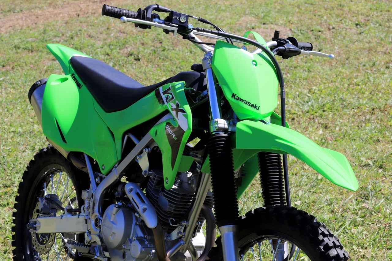 画像: ▲ヘッドライトやウインカーなどの保安部品はなく、ゼッケンプレートカウルを装着。レーシーなスタイリングをしています。