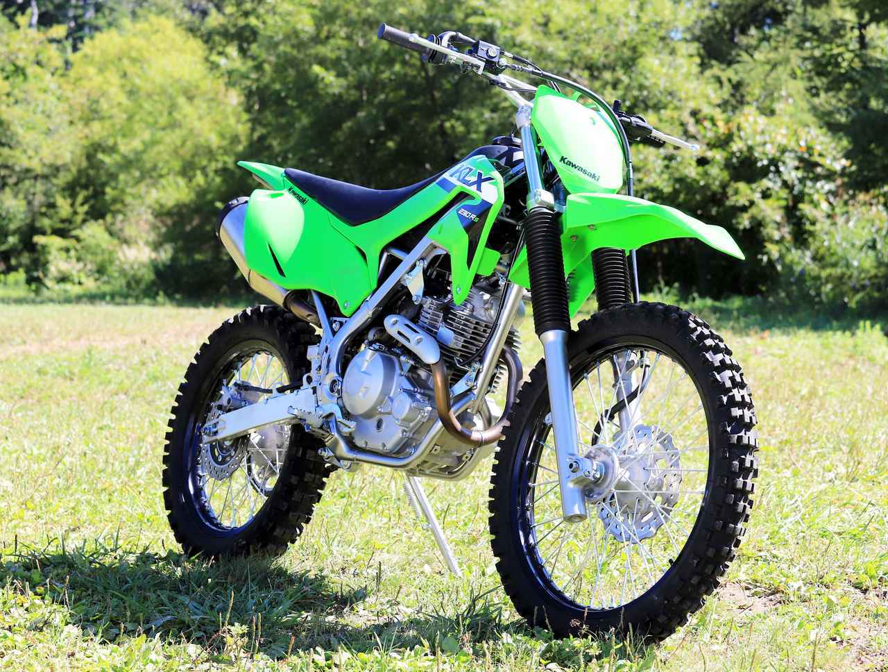 画像: Kawasaki KLX230R S 2024年モデル・クローズドコース専用モデル 総排気量:232cc エンジン形式:空冷4ストロークSOHC2バルブ単気筒 シート高:900mm 車両重量:115kg
