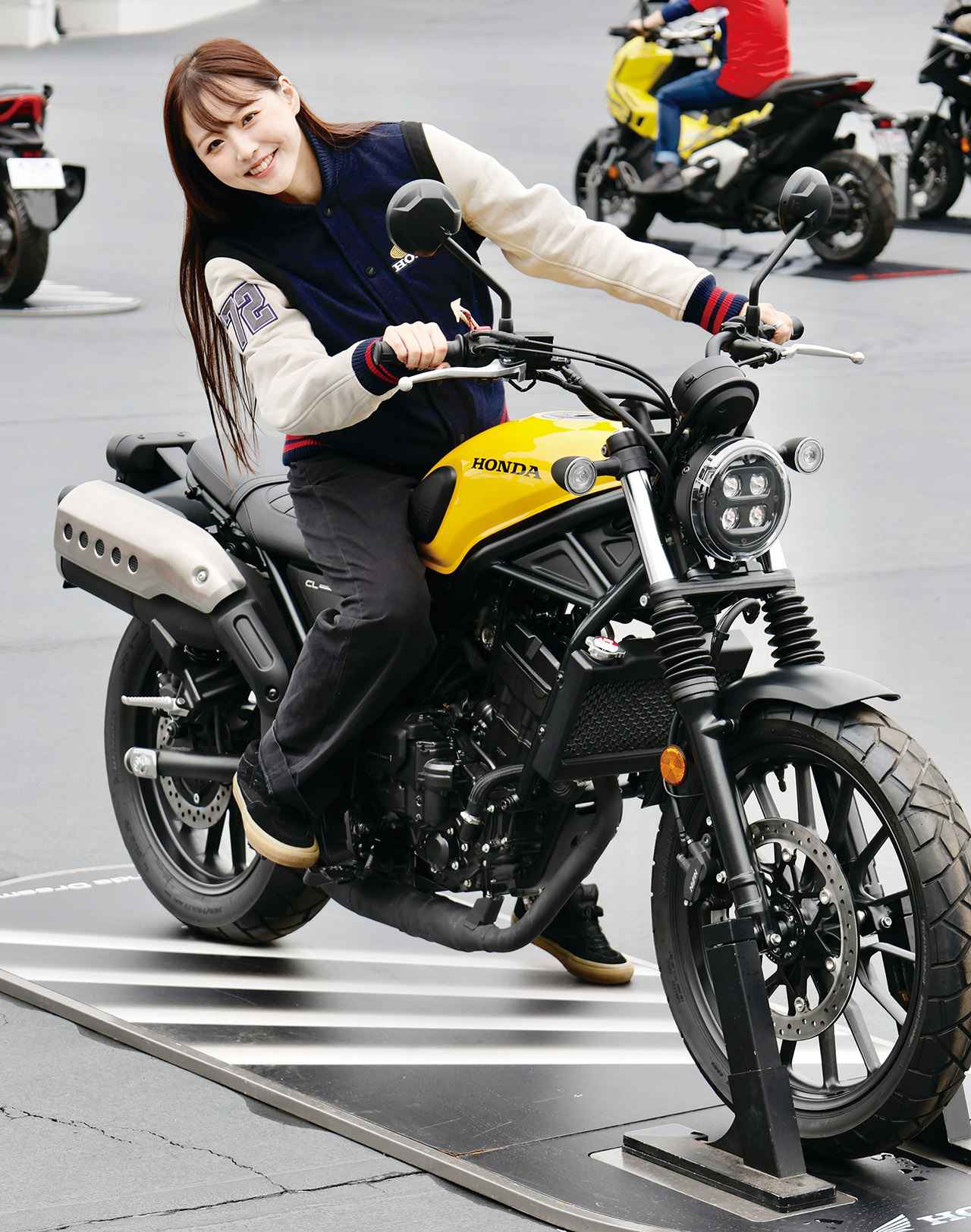画像: ▲坂元さんは「新色だー！」とCL250にもまたがってニコニコ。本当にCLが大好きなんですね〜。