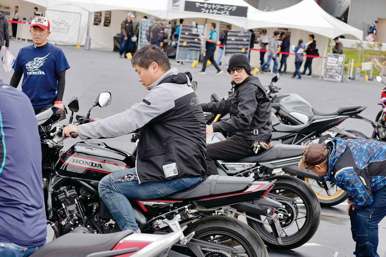 画像: ▲まだ発売前だったCB1000Fが車両展示コーナーに並んでいました。話題のモデルに発売前からまたがれるとあって、CB1000Fの周りは特に人が多く集まっていました。