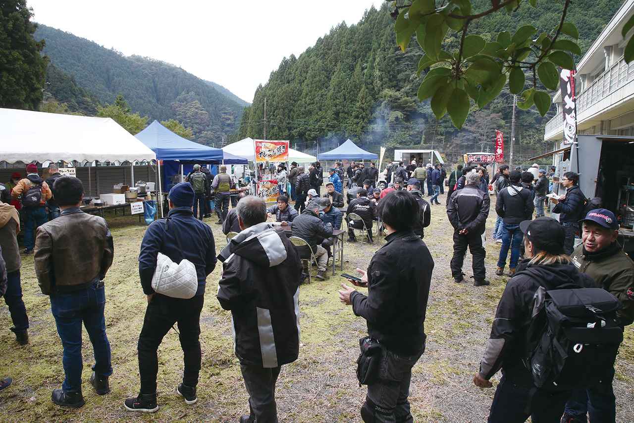 画像1: ▲当日は晴天に恵まれ、開場から続々とライダーが来場。来場者はバイク談義を楽しんだり、フードエリアでグルメに舌鼓を打っていた。