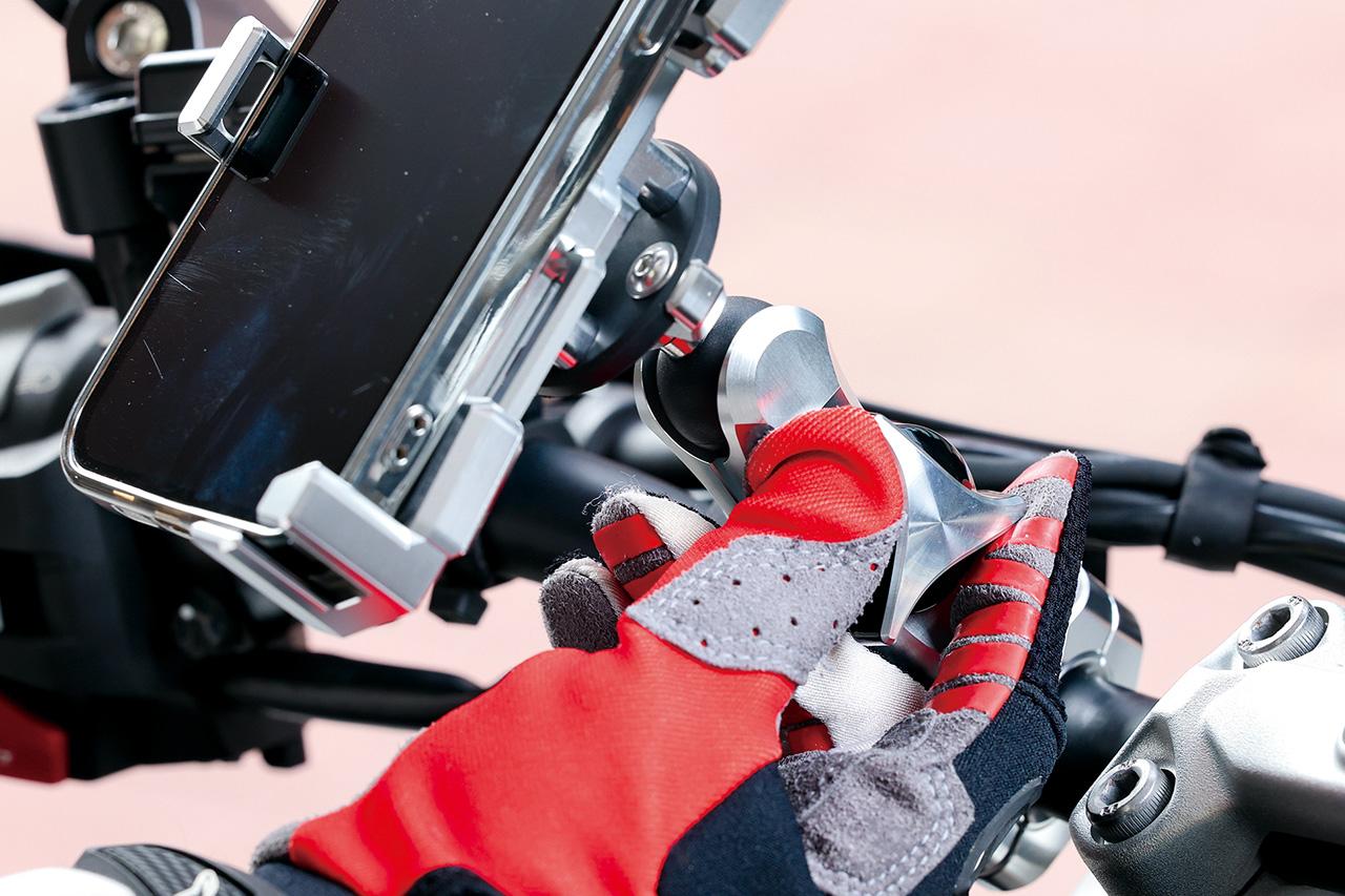 画像: ▲ホルダーの角度を調整するダイヤルはグローブ越しでも動かしやすい形状。アームもホルダーにマッチしたスリムなデザインだ。